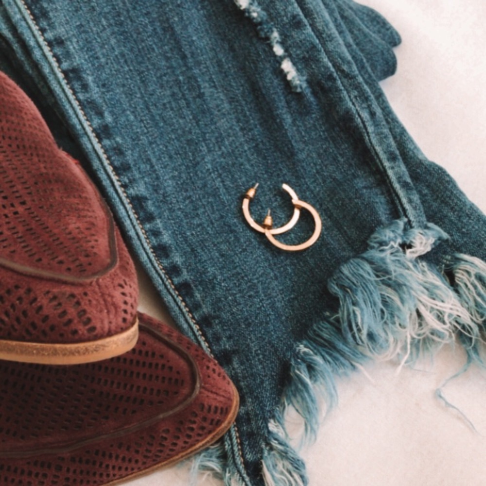 Vervet Frayed Hem Distressed Skinny Jeans